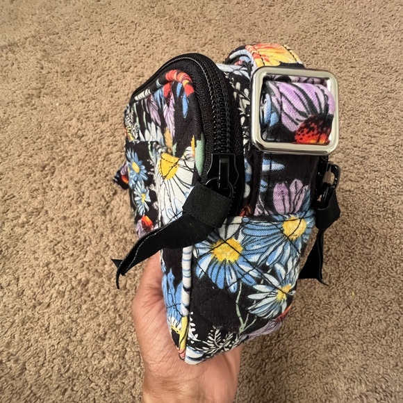 Vera Bradley- Evie Crossbody in Daisies - Picture 6 of 16